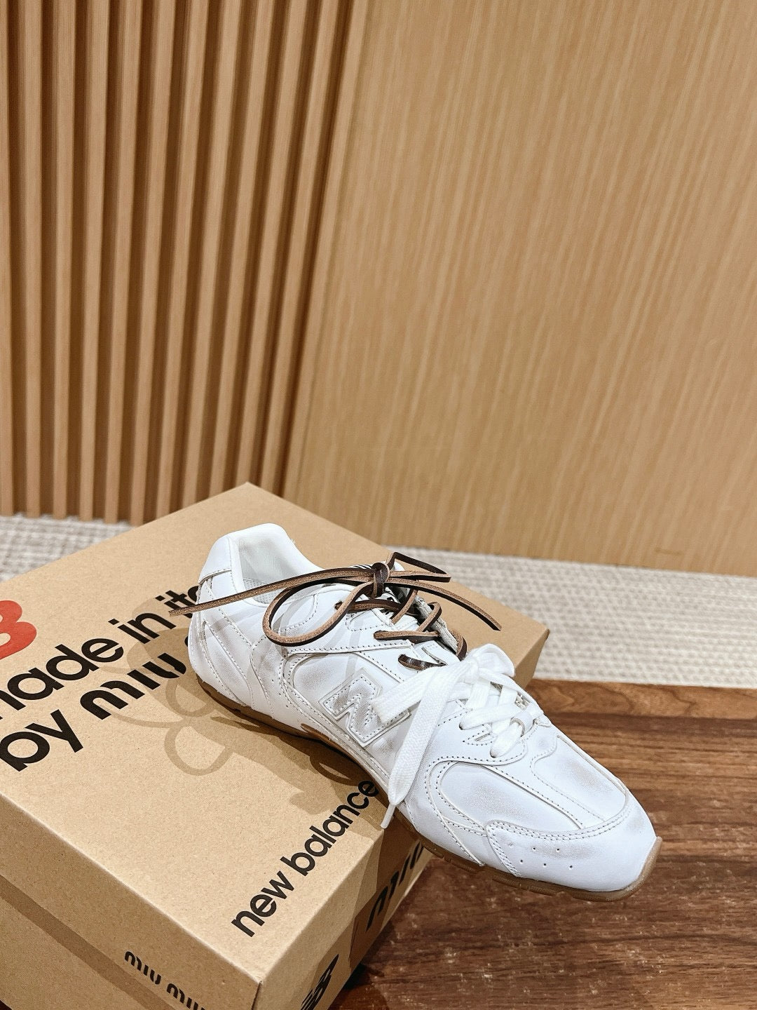 أحذية متعددة الألوان