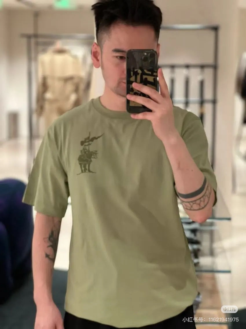 Grün-weißes T-Shirt