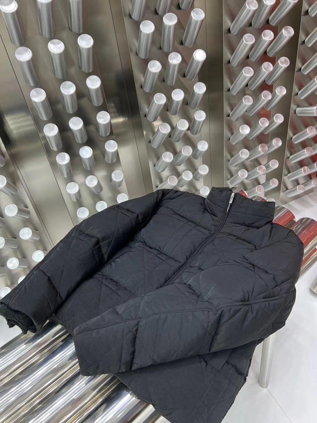 Schwarze und hellblaue Jacke