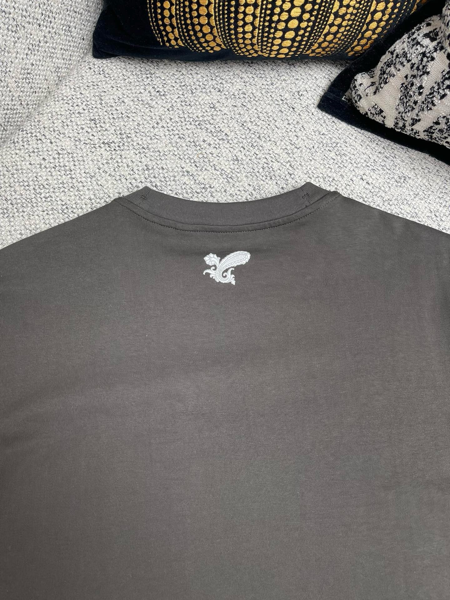 Schwarzes und beiges T-Shirt