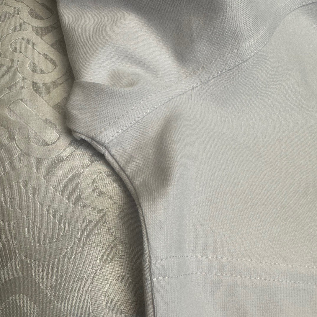 Schwarzes, khakifarbenes und weißes T-Shirt