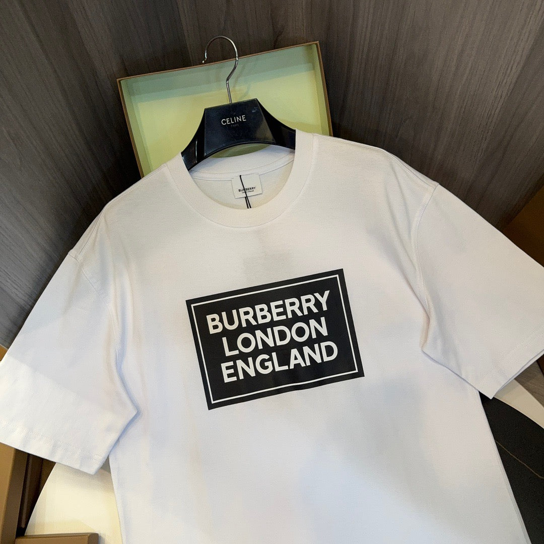 Schwarzes, weißes, khakifarbenes und graues T-Shirt