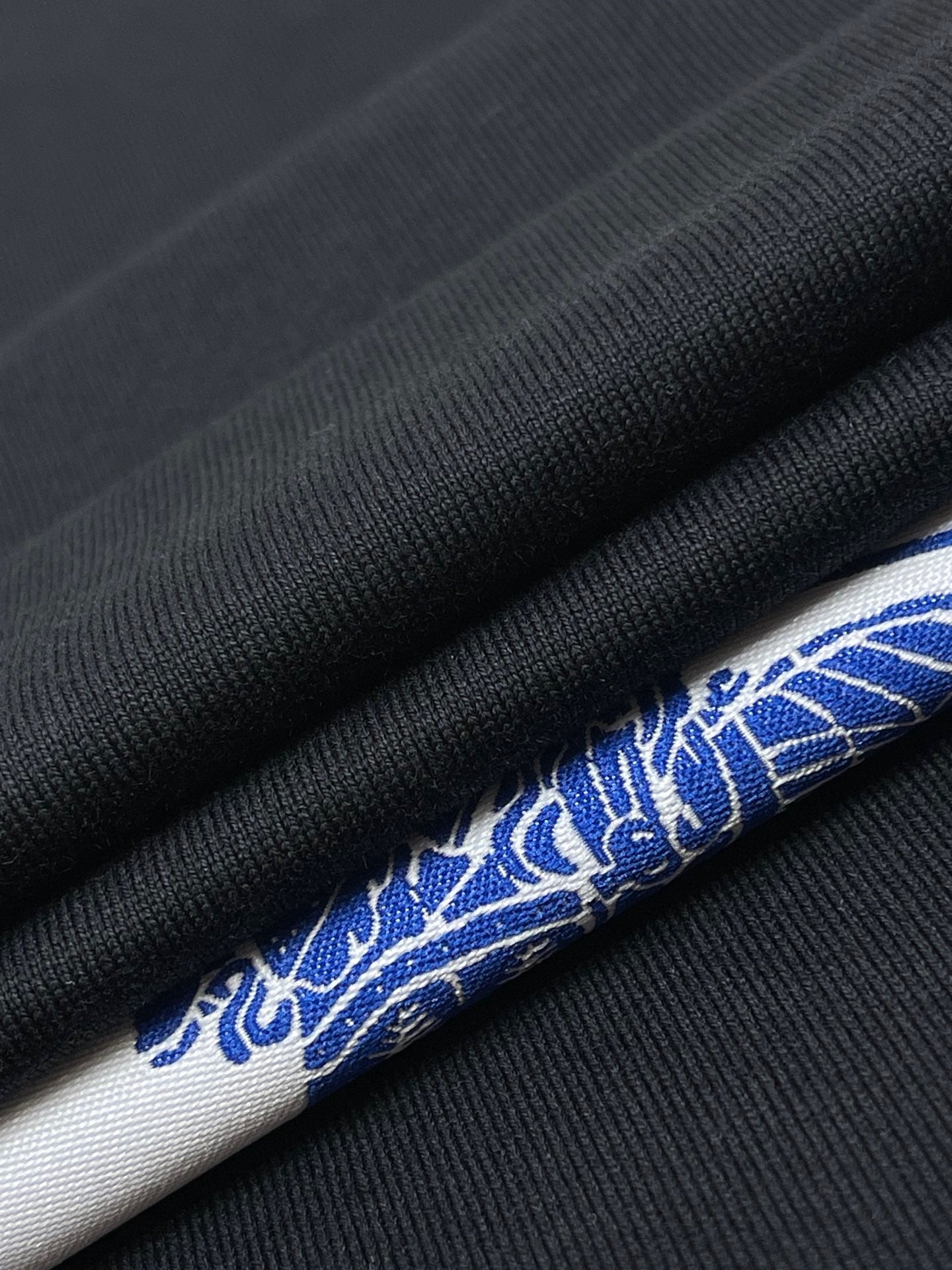 Camiseta negra, blanca y azul