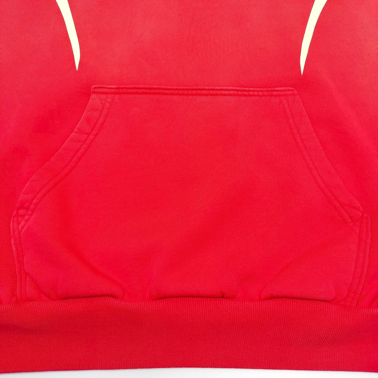 Roter Kapuzenpullover