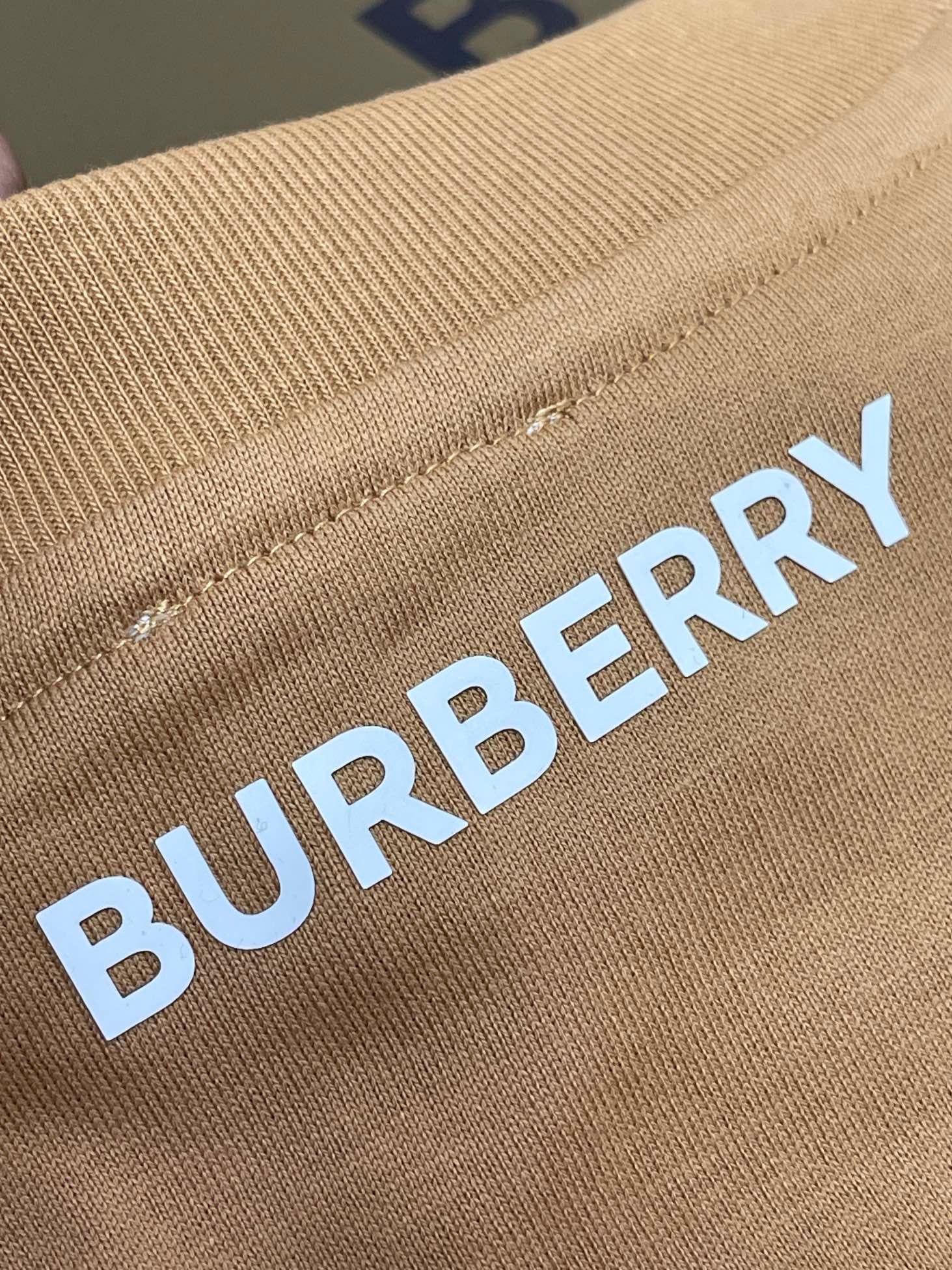 Schwarzes, weißes und khakifarbenes T-Shirt
