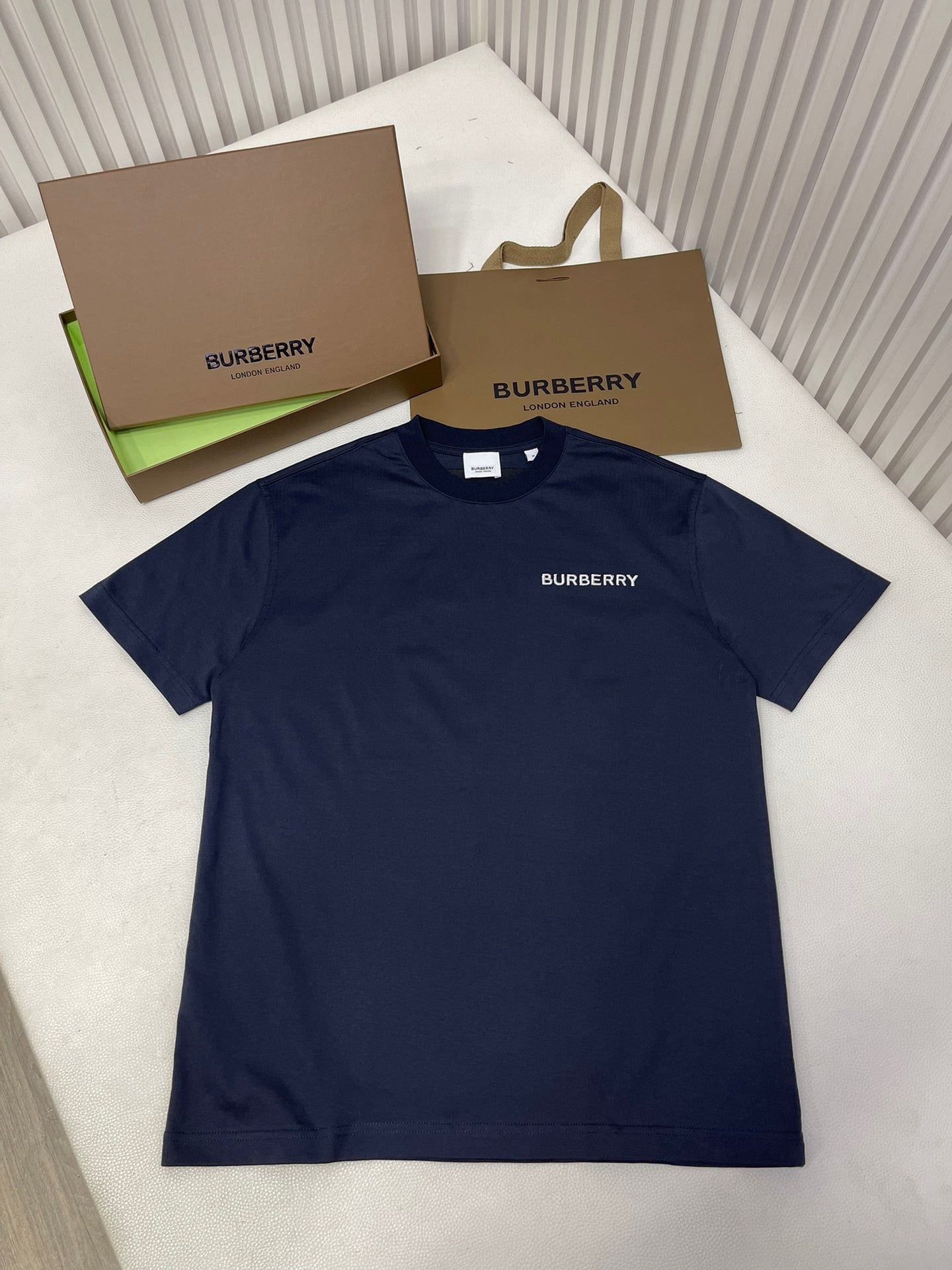 Schwarzes, weißes und blaues T-Shirt