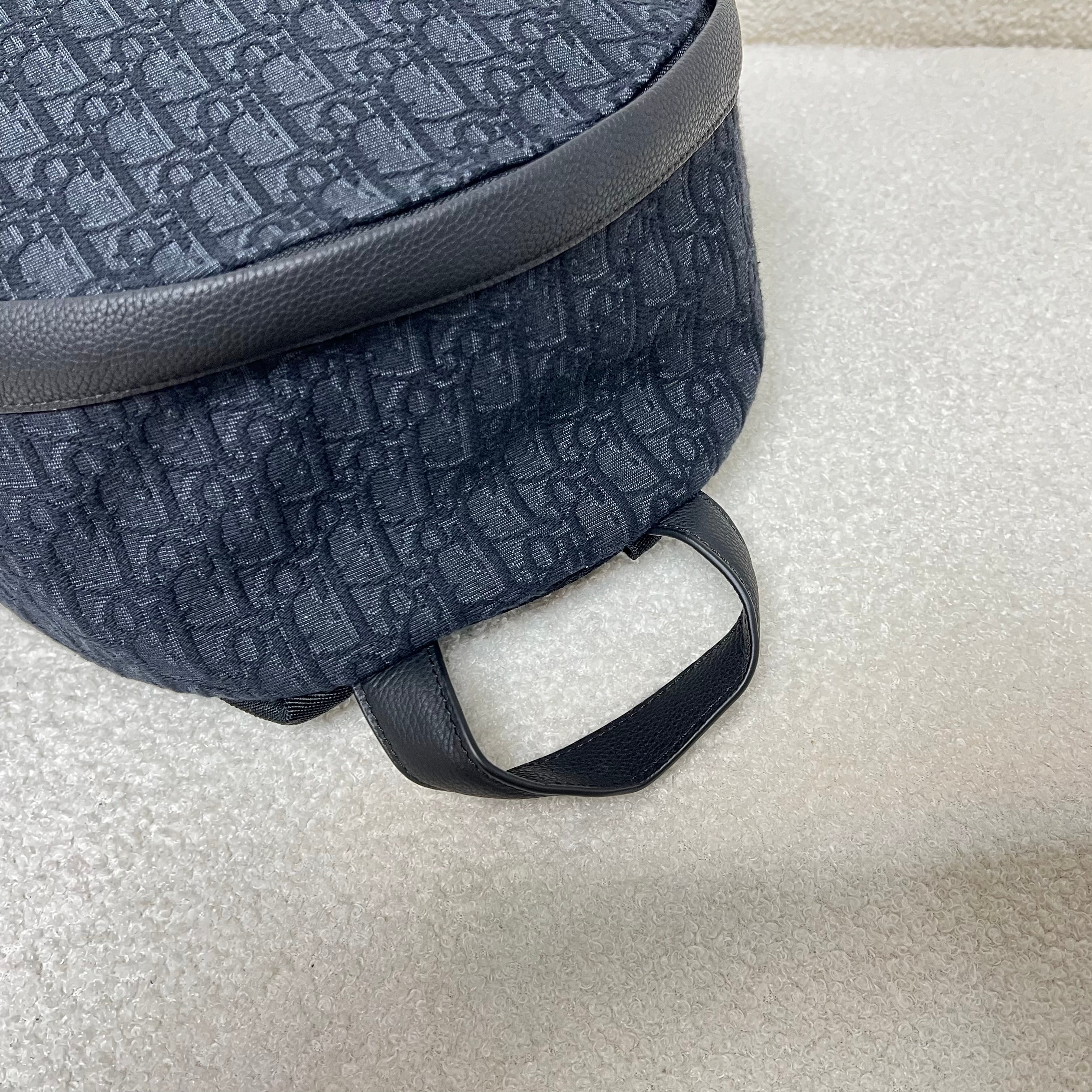 Blaue und schwarzgraue Tasche