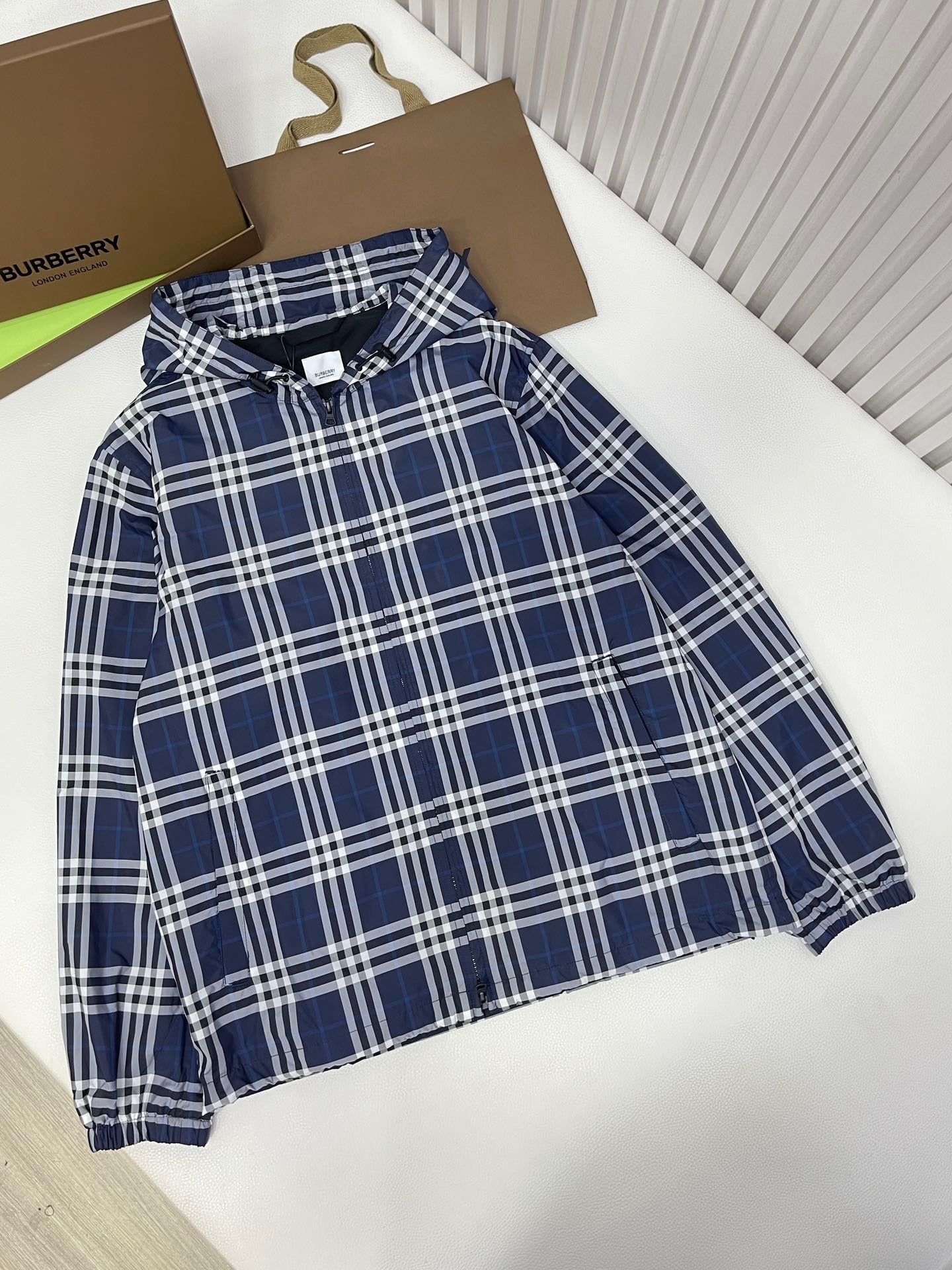 Blau-weiße Jacke