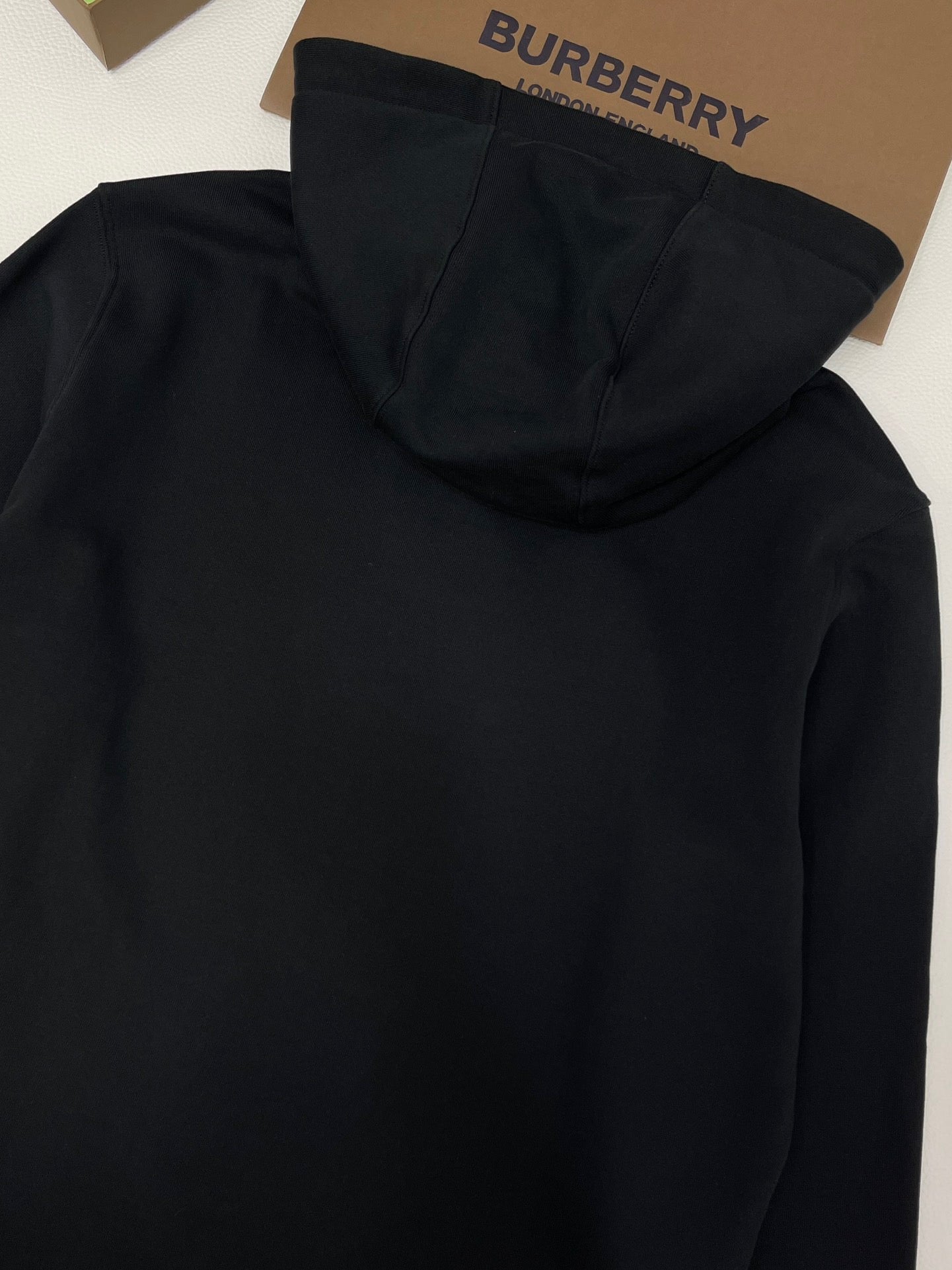 Schwarzer Hoodie