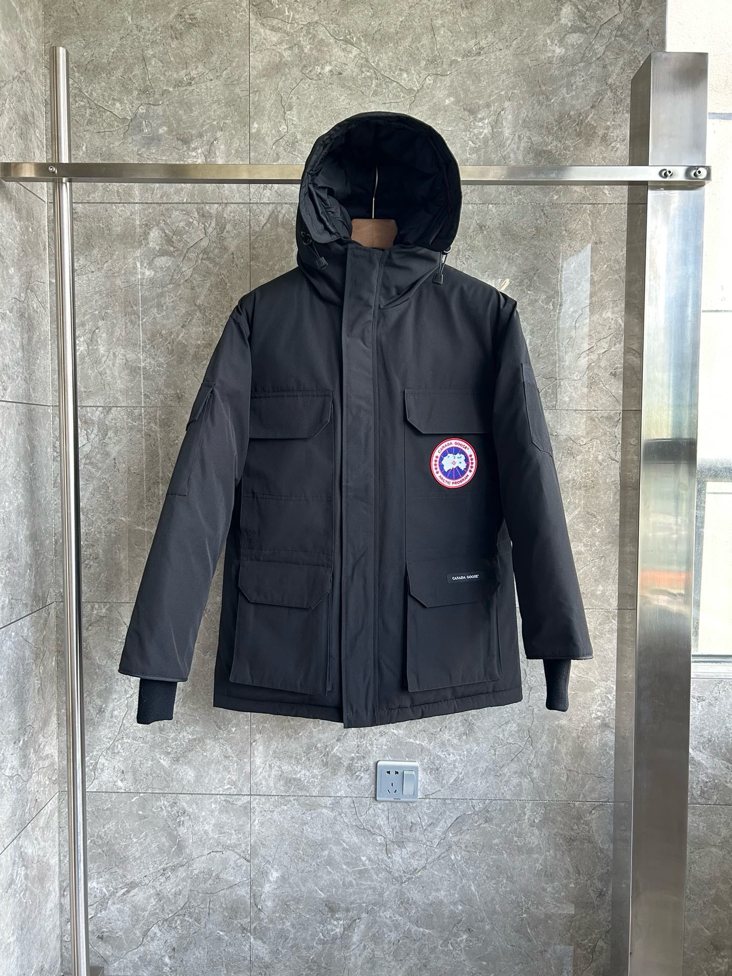 Weiße, graue, rote und schwarze Jacke