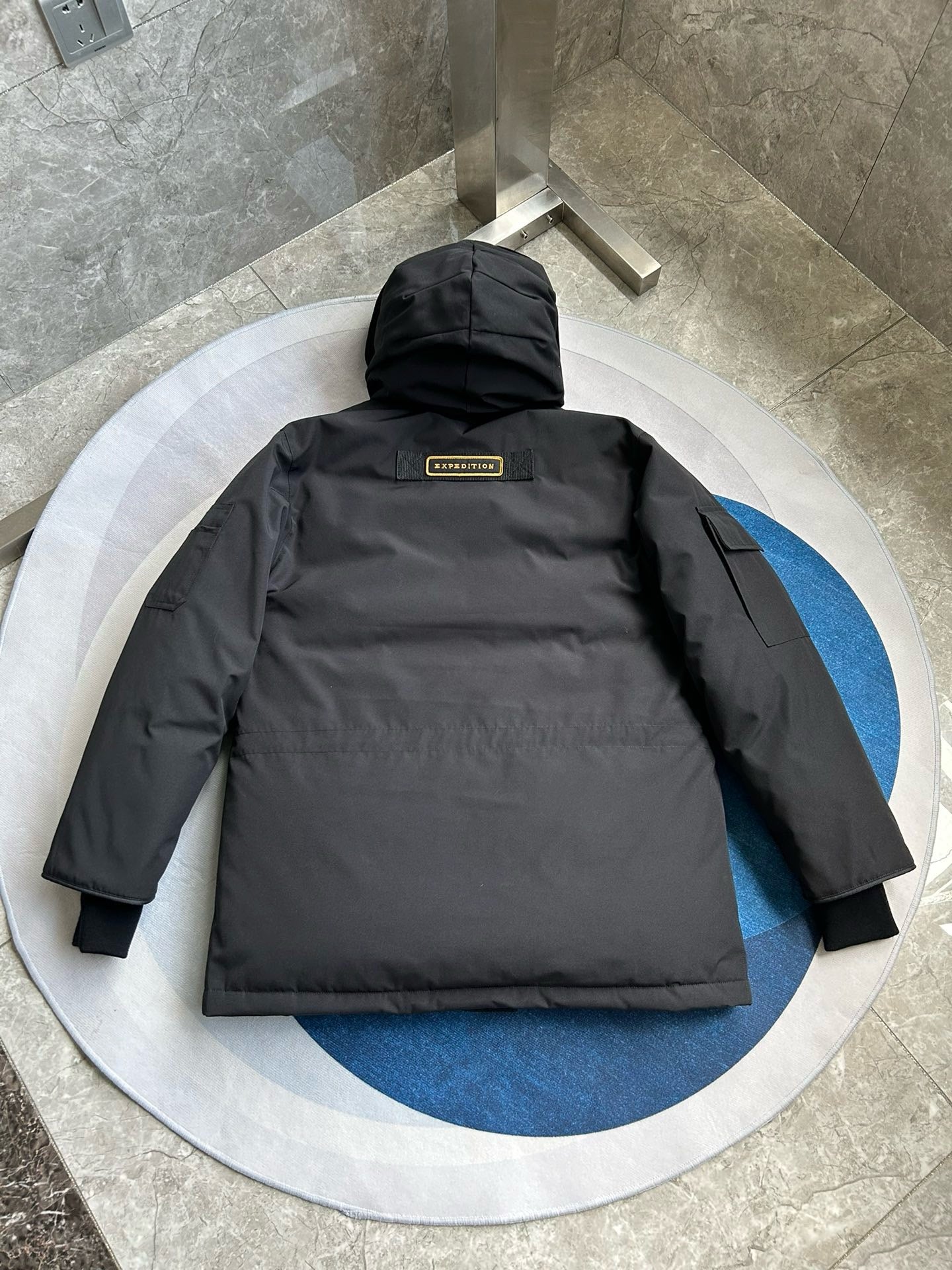 Weiße, graue, rote und schwarze Jacke