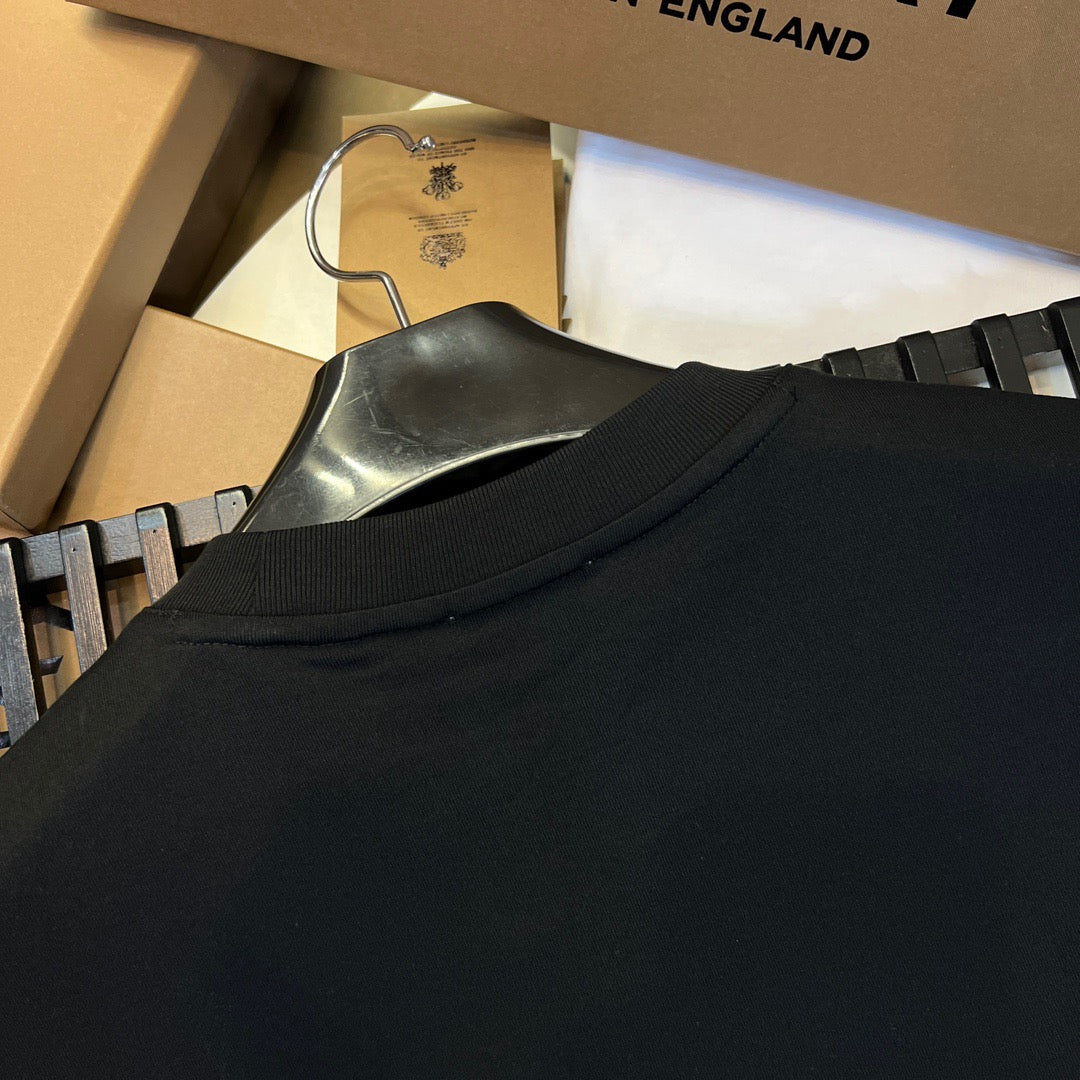 Schwarz-weißes T-Shirt