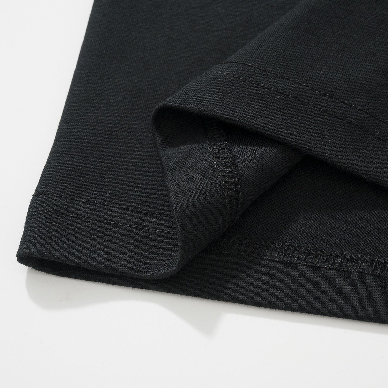 Schwarzes, weißes und blaues T-Shirt