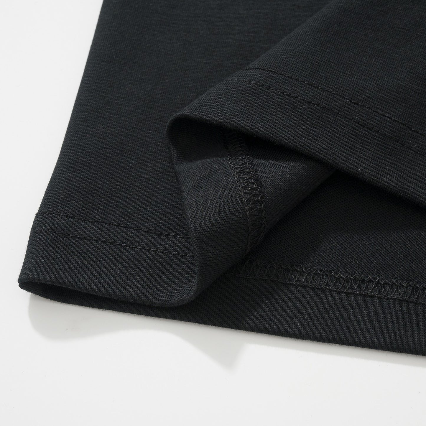 Schwarzes, weißes und blaues T-Shirt