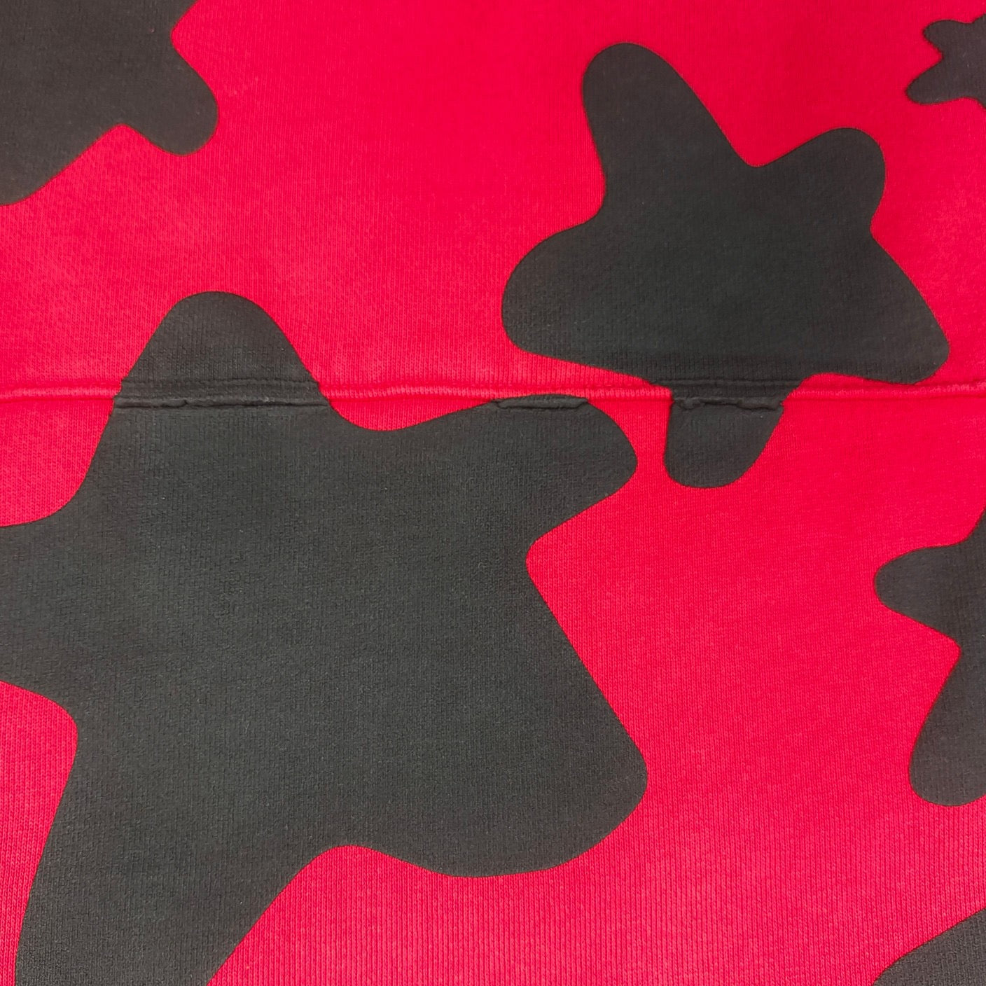 Roter Kapuzenpullover