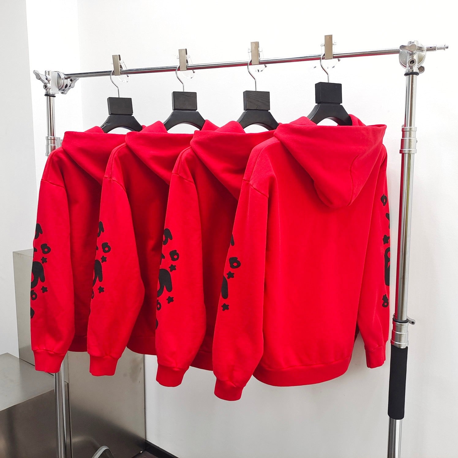 Roter Kapuzenpullover