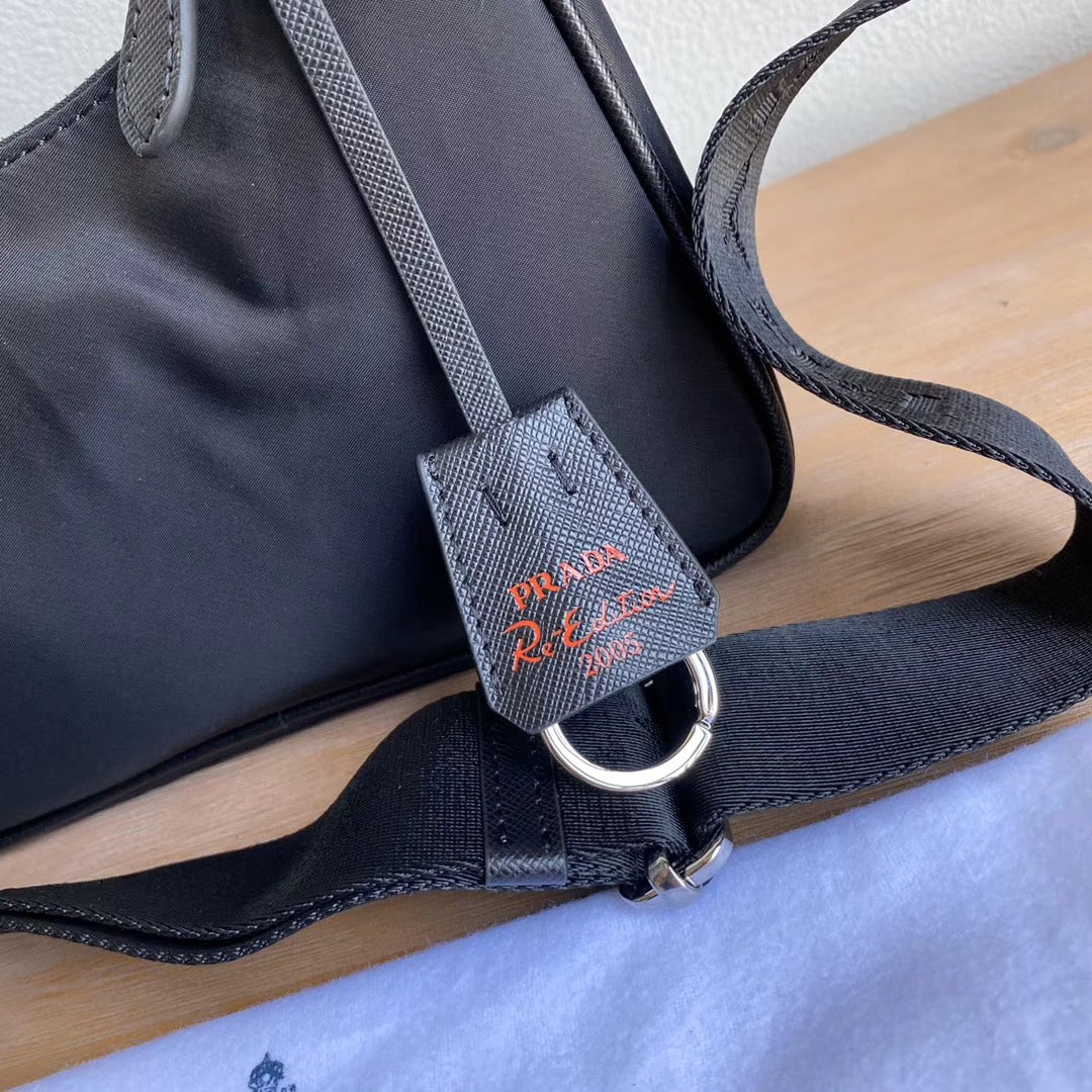 حقيبة مع سلسلة