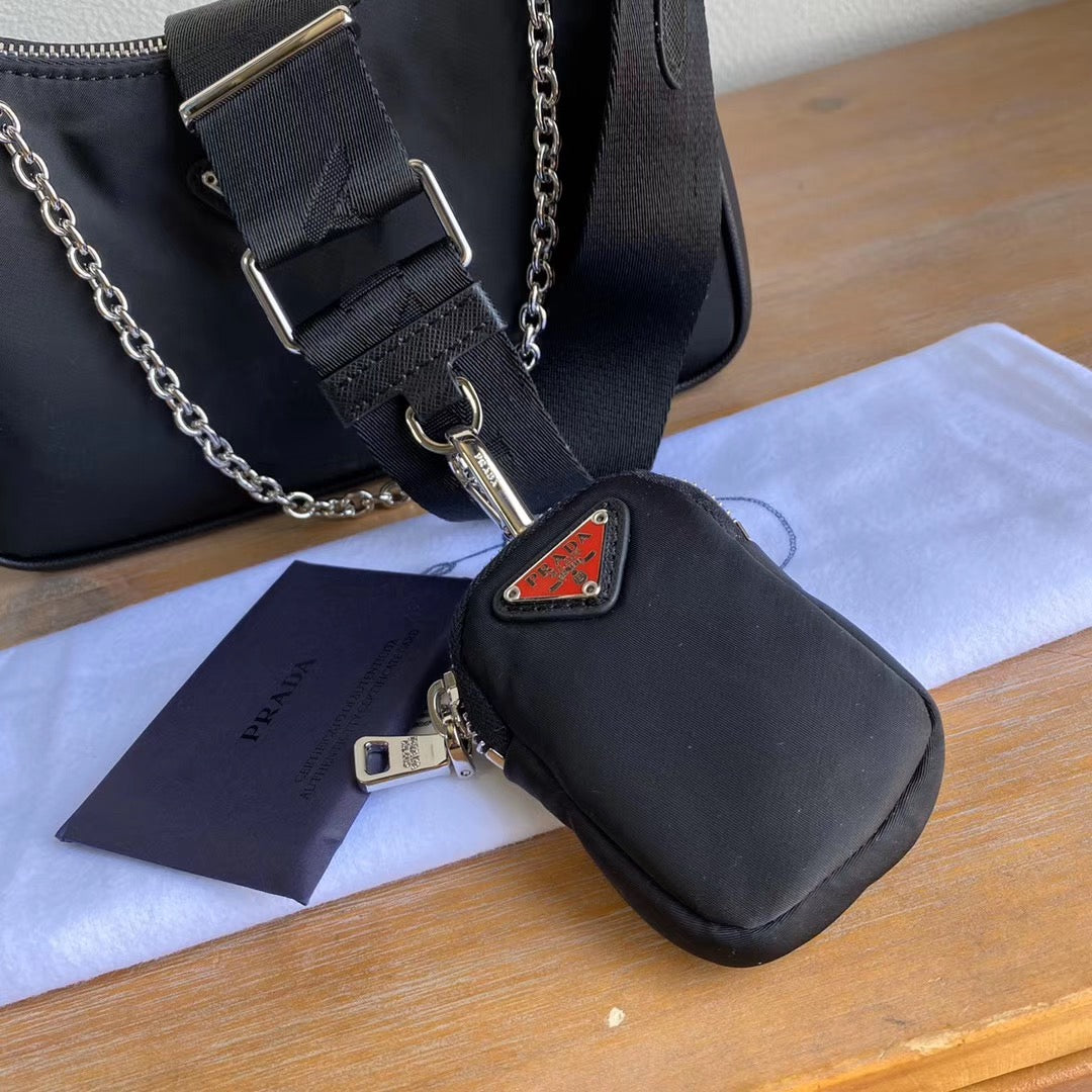 حقيبة مع سلسلة