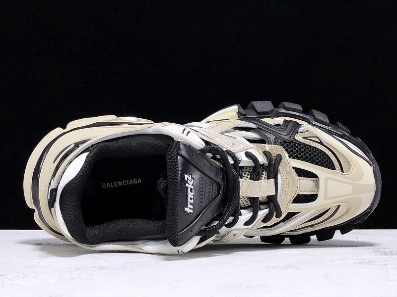 حذاء رياضي كريمي