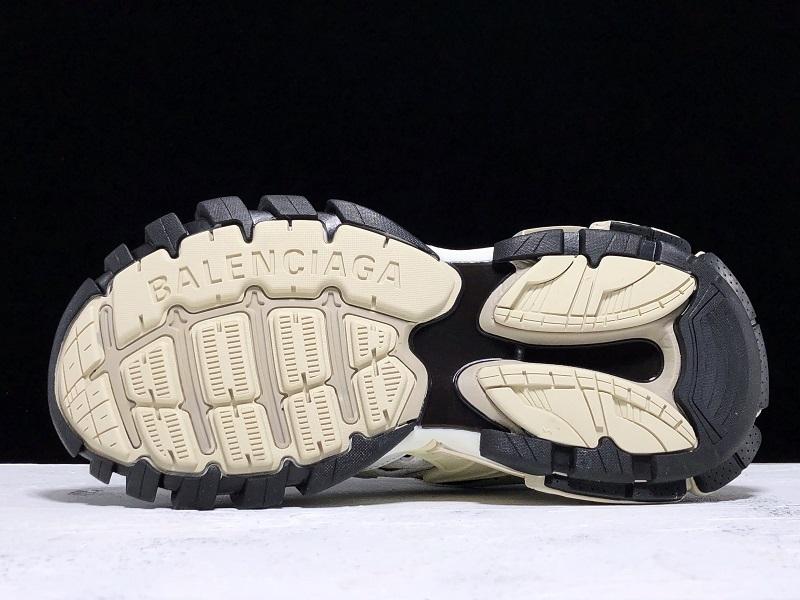 حذاء رياضي كريمي