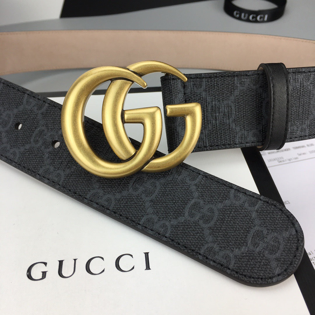 Goldene, schwarze und silberne Gürtel