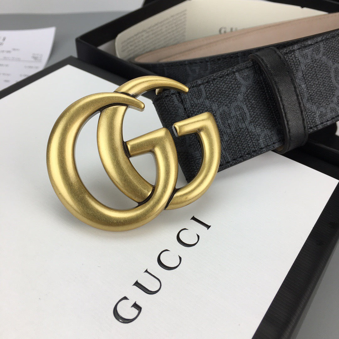 Goldene, schwarze und silberne Gürtel