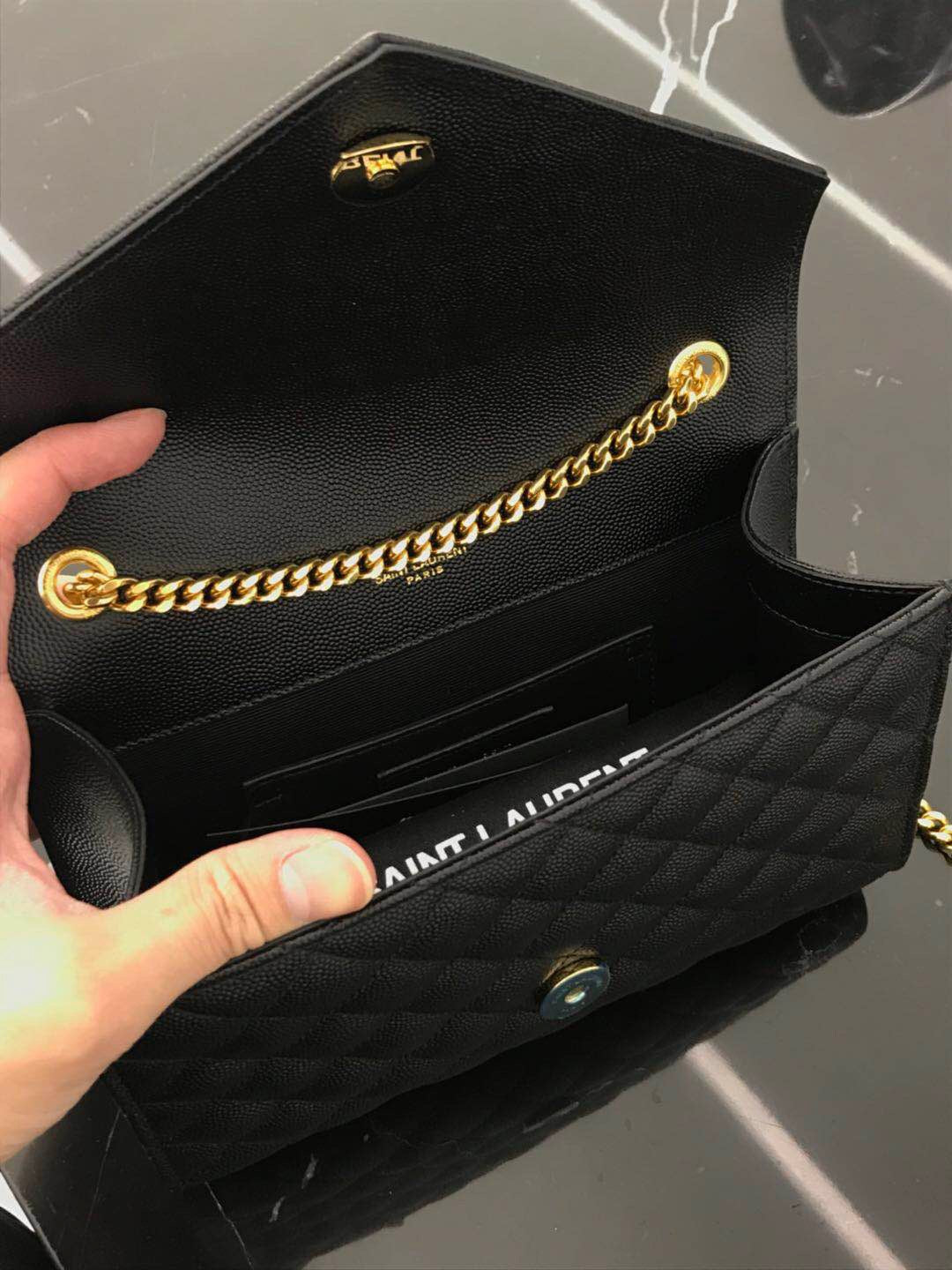 Taschen in Schwarz, Kastanienbraun und Cremeweiß