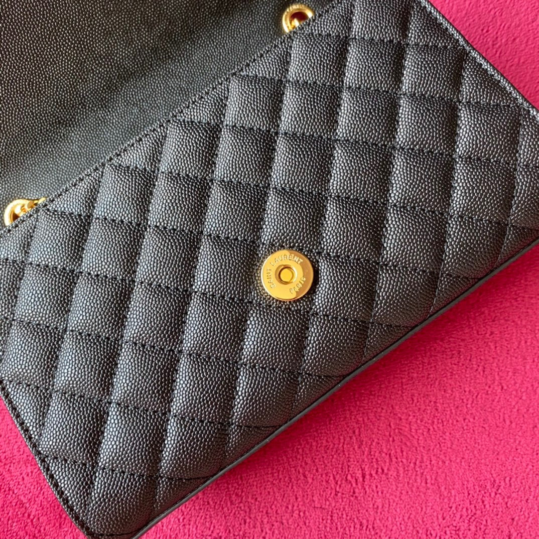 Taschen in Schwarz, Kastanienbraun und Cremeweiß