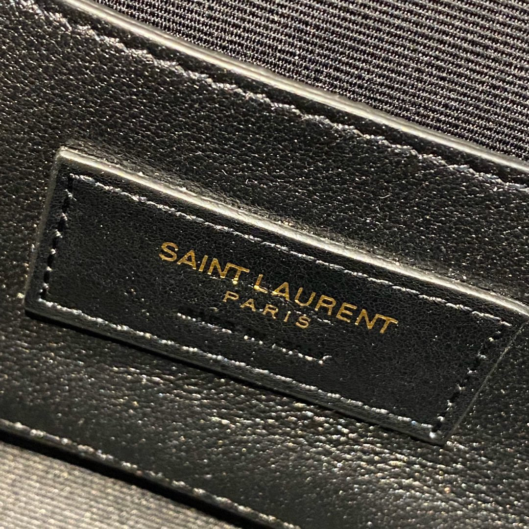 Taschen in Schwarz, Kastanienbraun und Cremeweiß