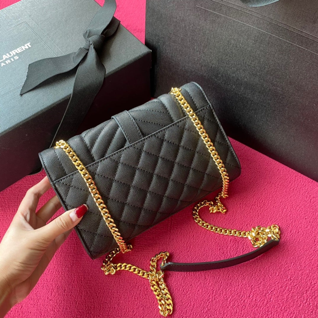 Taschen in Schwarz, Kastanienbraun und Cremeweiß