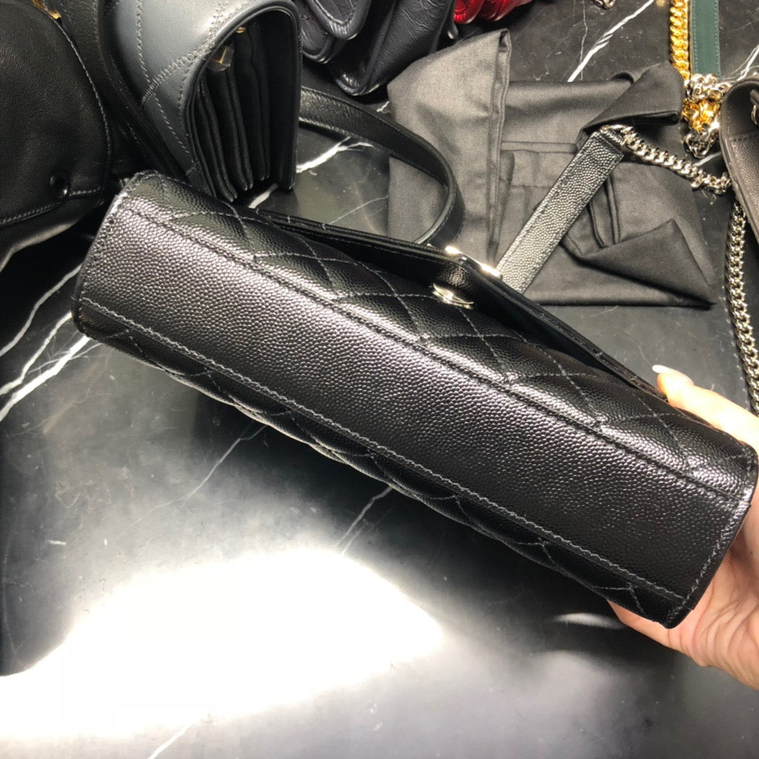 Taschen in Schwarz, Kastanienbraun und Cremeweiß
