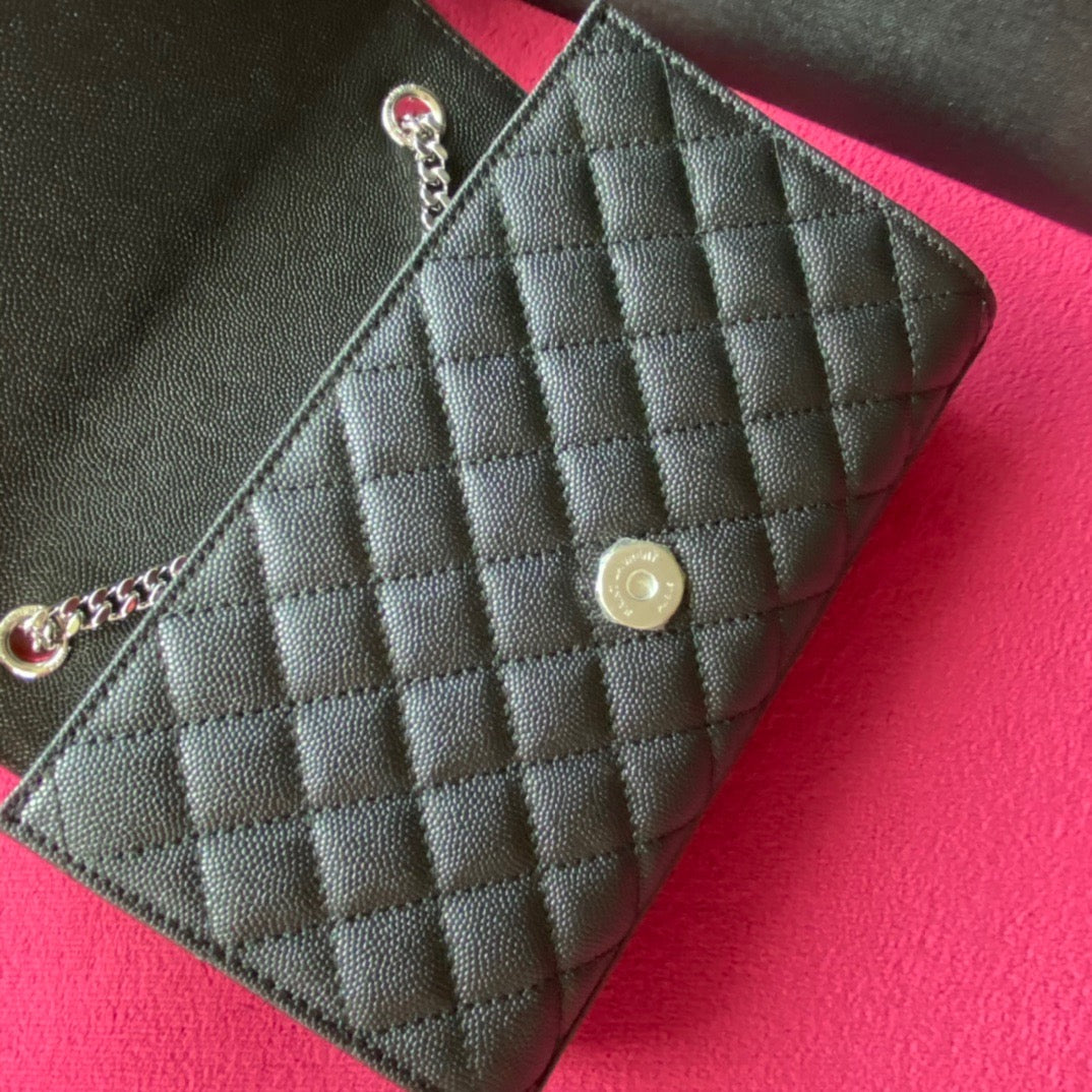 Taschen in Schwarz, Kastanienbraun und Cremeweiß