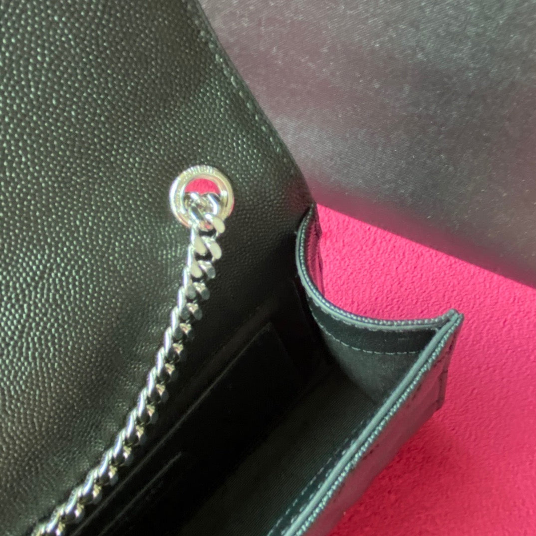 Taschen in Schwarz, Kastanienbraun und Cremeweiß