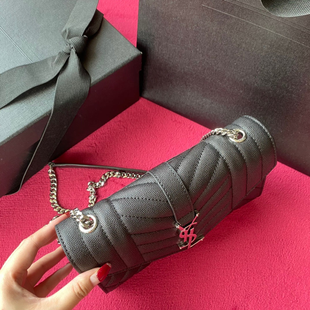 Taschen in Schwarz, Kastanienbraun und Cremeweiß