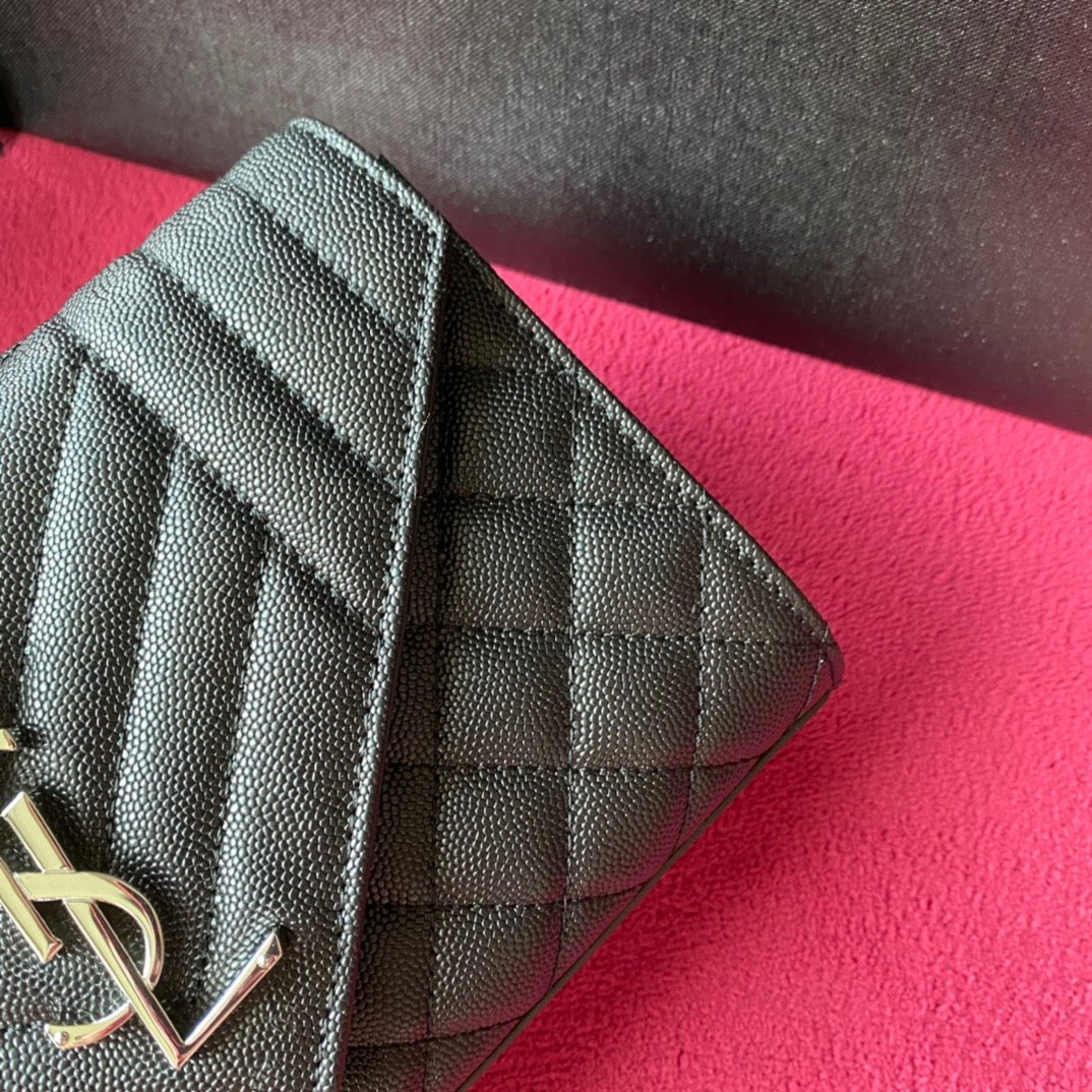 Taschen in Schwarz, Kastanienbraun und Cremeweiß