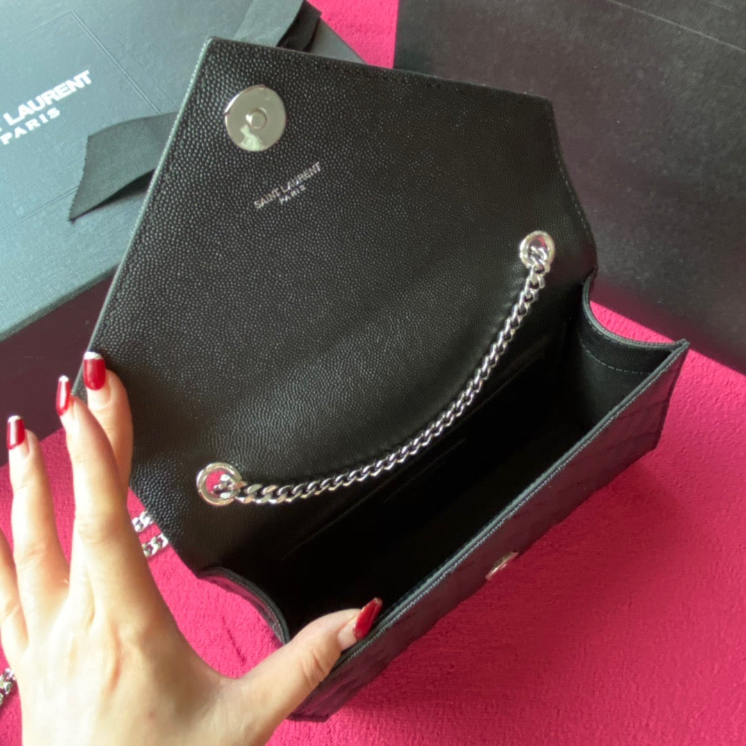 Taschen in Schwarz, Kastanienbraun und Cremeweiß