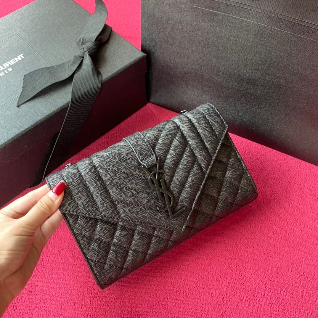 Taschen in Schwarz, Kastanienbraun und Cremeweiß
