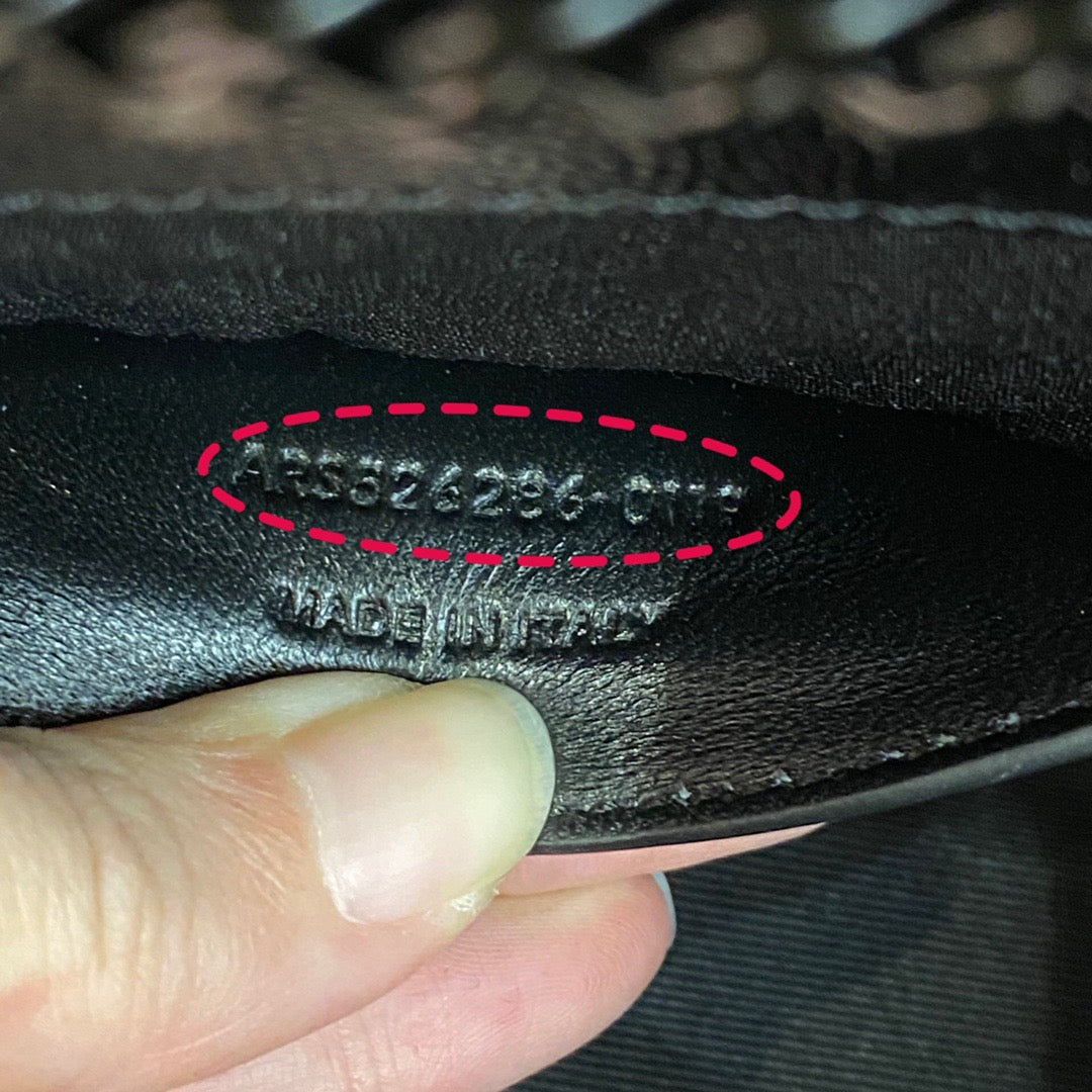 Taschen in Schwarz, Kastanienbraun und Cremeweiß