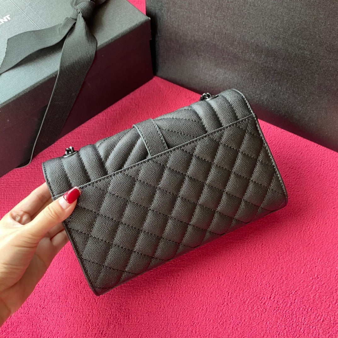 Taschen in Schwarz, Kastanienbraun und Cremeweiß