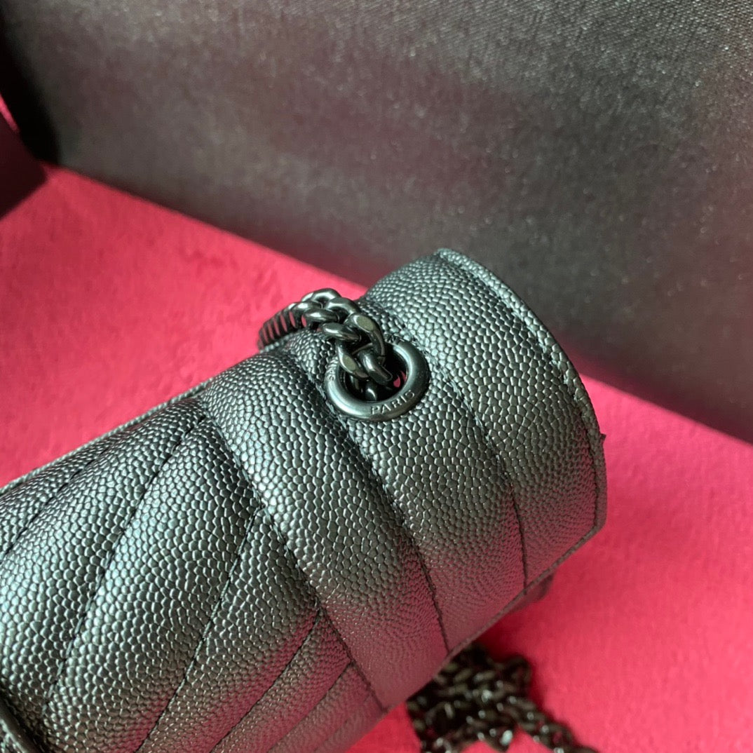 Taschen in Schwarz, Kastanienbraun und Cremeweiß