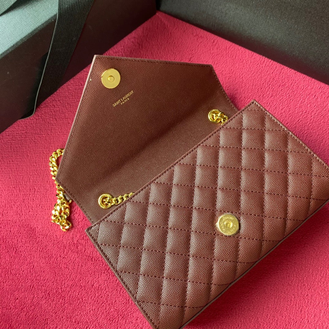 Taschen in Schwarz, Kastanienbraun und Cremeweiß
