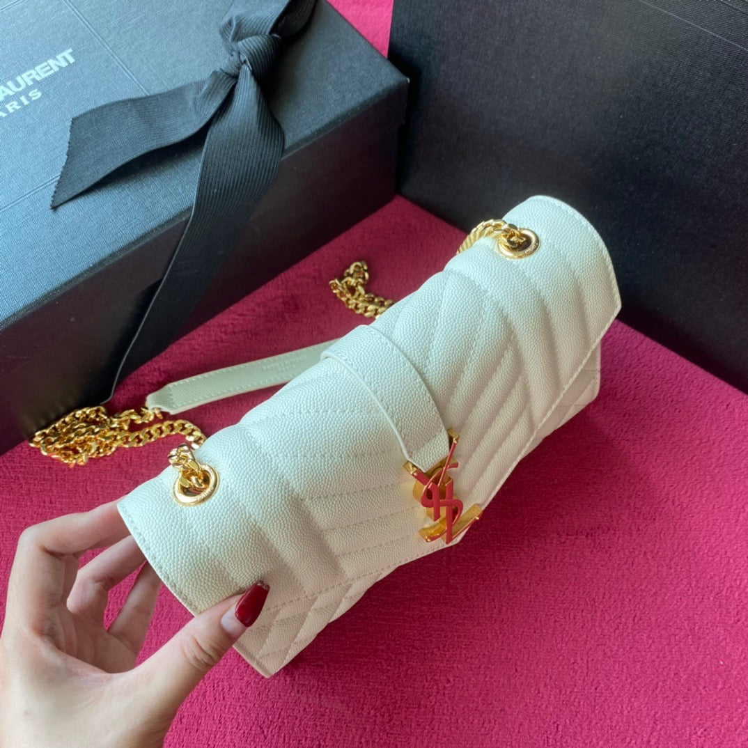 Taschen in Schwarz, Kastanienbraun und Cremeweiß