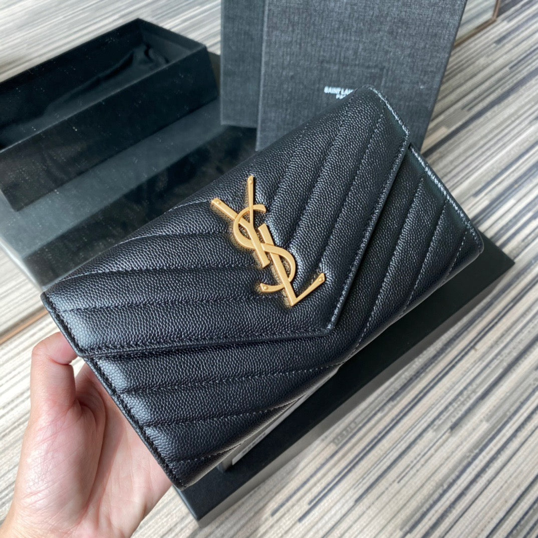 Taschen in Schwarz, Rot, Hellblau, Dunkelgrün und Cremeweiß
