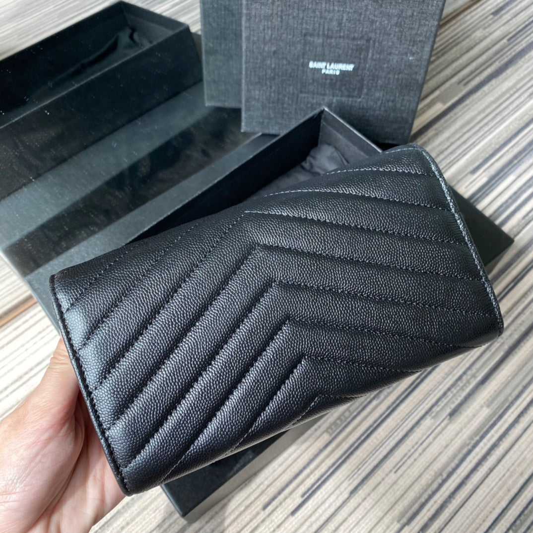 Taschen in Schwarz, Rot, Hellblau, Dunkelgrün und Cremeweiß
