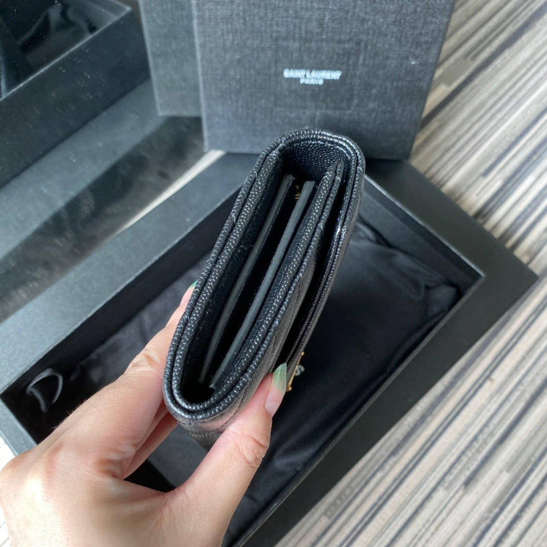 Taschen in Schwarz, Rot, Hellblau, Dunkelgrün und Cremeweiß