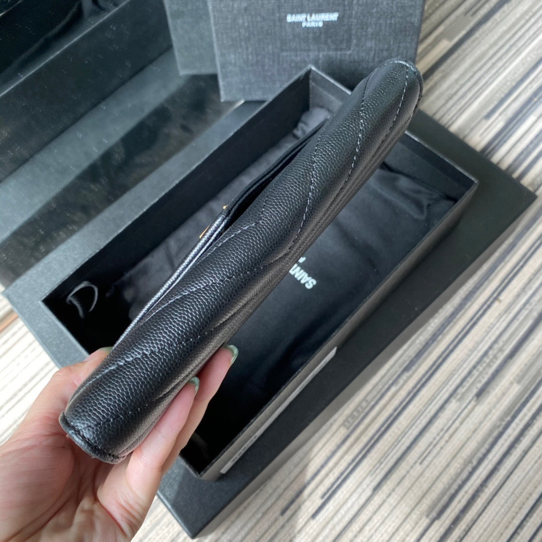 Taschen in Schwarz, Rot, Hellblau, Dunkelgrün und Cremeweiß