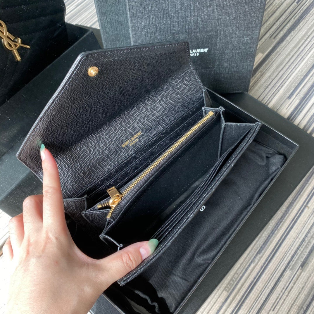 Taschen in Schwarz, Rot, Hellblau, Dunkelgrün und Cremeweiß
