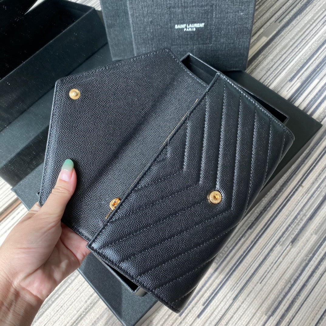 Taschen in Schwarz, Rot, Hellblau, Dunkelgrün und Cremeweiß