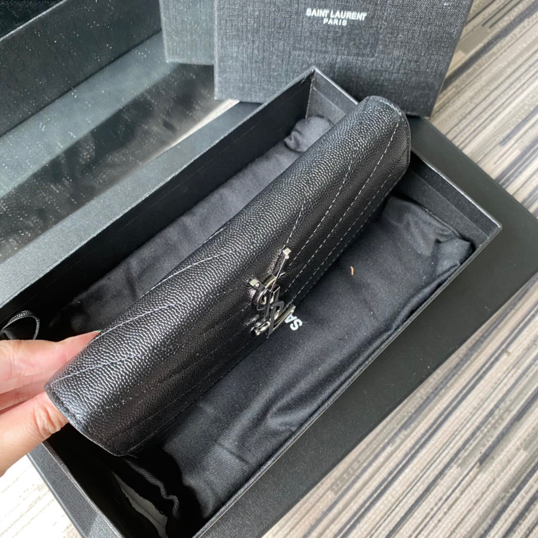 Taschen in Schwarz, Rot, Hellblau, Dunkelgrün und Cremeweiß
