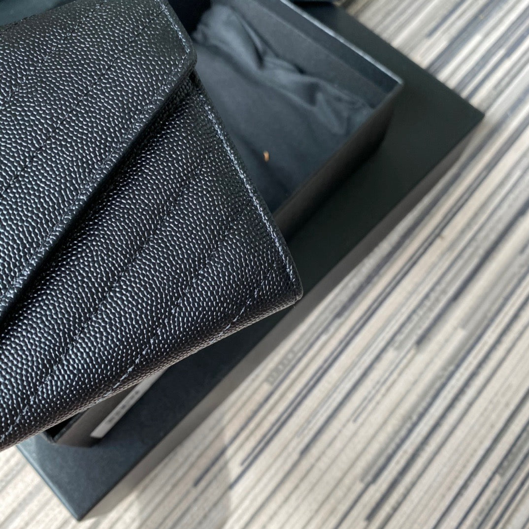 Taschen in Schwarz, Rot, Hellblau, Dunkelgrün und Cremeweiß